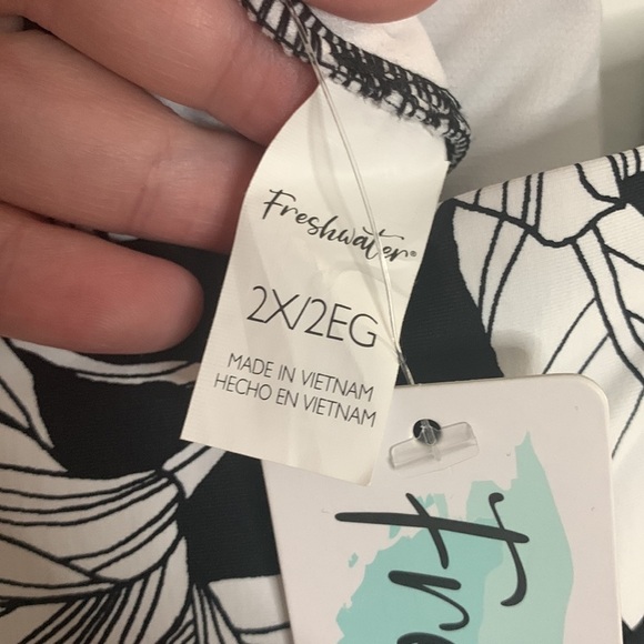 NWT Women’s Plus Size FRESHWATER One Piece Swimsuit, Black/White, 2X (20-22) - Picture 7 of 10